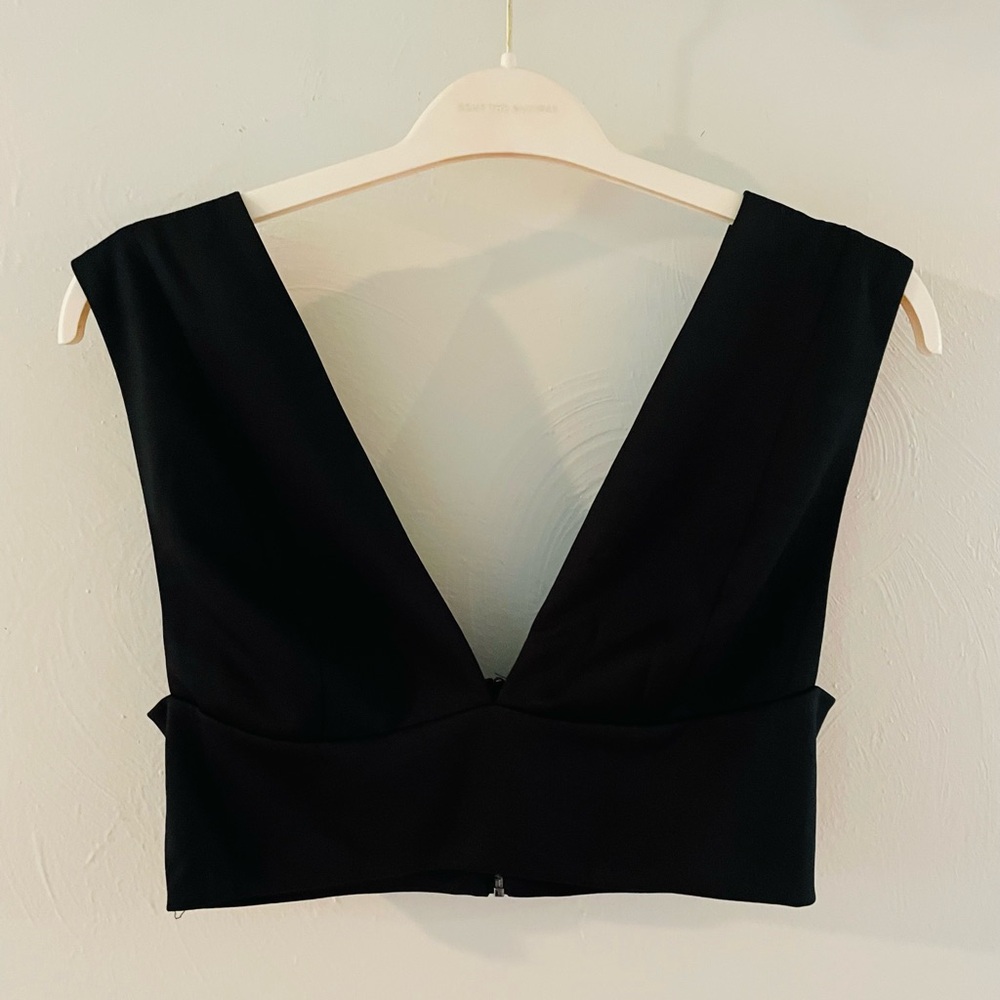 Do + Be Black Sleeveless V-Neck Top